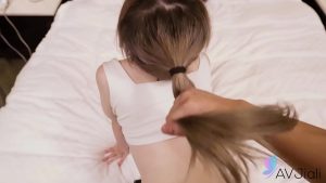 Chịch con em xinh xắn túm tóc địt tơi tả